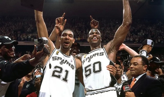 乐鱼体育网址-SLAM回顾马刺队史夺冠合照：赢球，就是唯一的标准